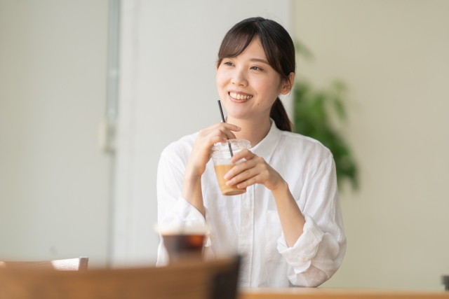 会話を楽しむカフェの婚活女性