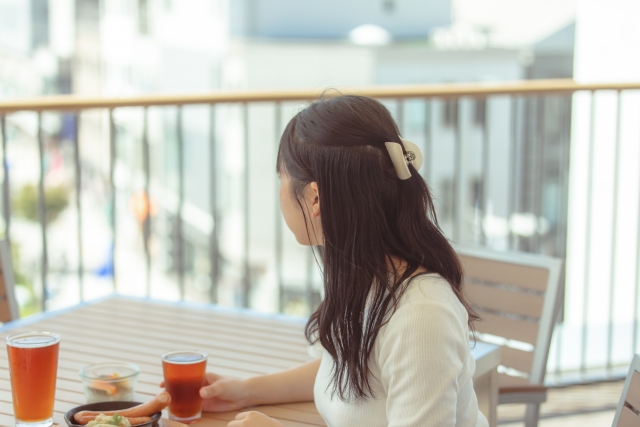 カフェの婚活女性_2